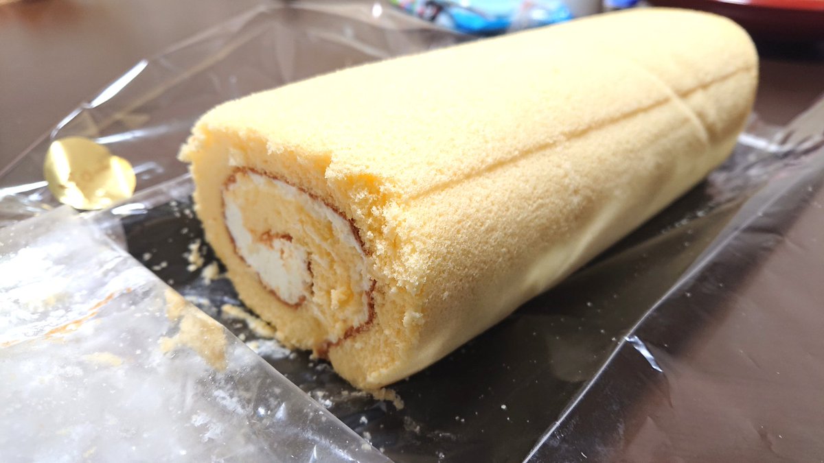 もちかを 藤栄堂のロールケーキ 食べかけだけど 元は50cmもあって大勢集まる時には皆でシェアできる 今回は生クリームだけのやつ 頂きまーす もちかを 藤栄堂のロールケーキ 食べかけだけど 元は50cmもあって大勢集まる時には皆でシェアできる 今回は生クリームだけのやつ 頂きまーす
