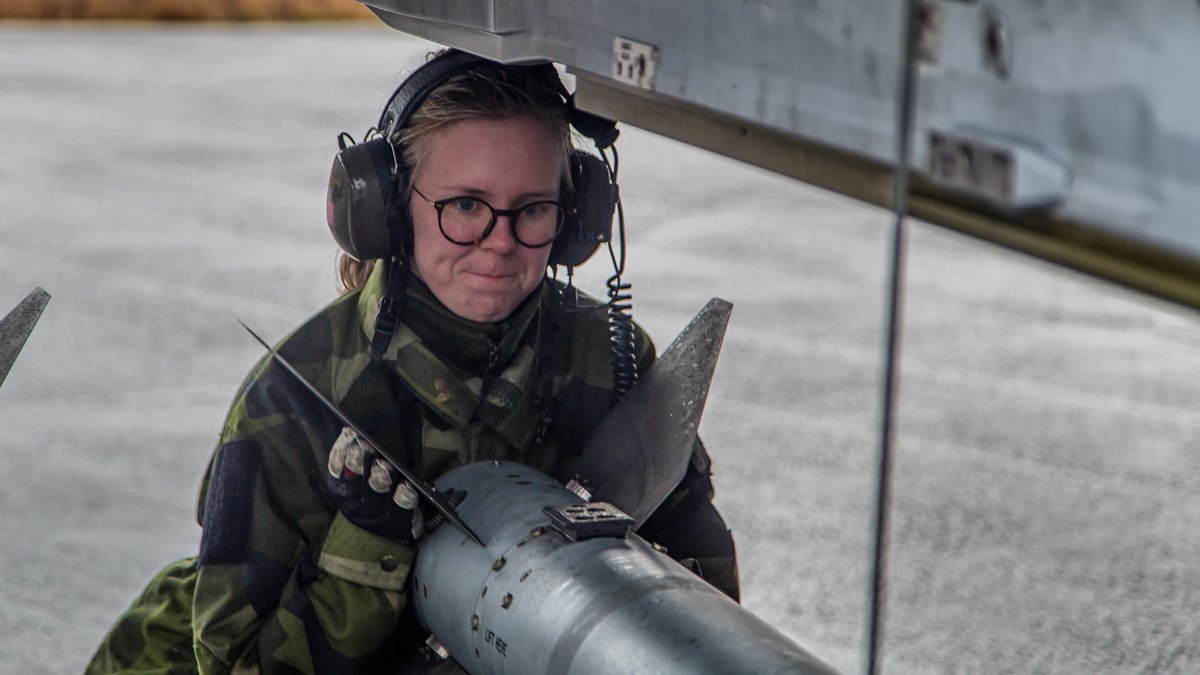 JnAviPhoto's tweet photo. Tycker du det här verkar intressant? Vill du också klargöra flygplan? Hänga jaktrobotar? 
Flygvapnet behöver fler tekniker! Sök kontakt med en rekryteringsofficer på närmsta flygflottilj eller besök https://t.co/bBqP661Q3Z #svfm #flygvapnet https://t.co/rcWqipCMQw
