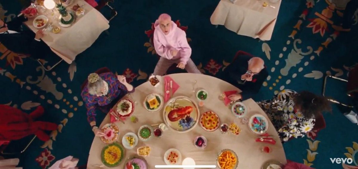 JBAOfandom's tweet photo. Algunas capturas del vídeo oficial de #Yummy! ¿Qué les pareció? Bieber is BACK. #Bieber2020 #JBAO https://t.co/8mM3BHKQ2x