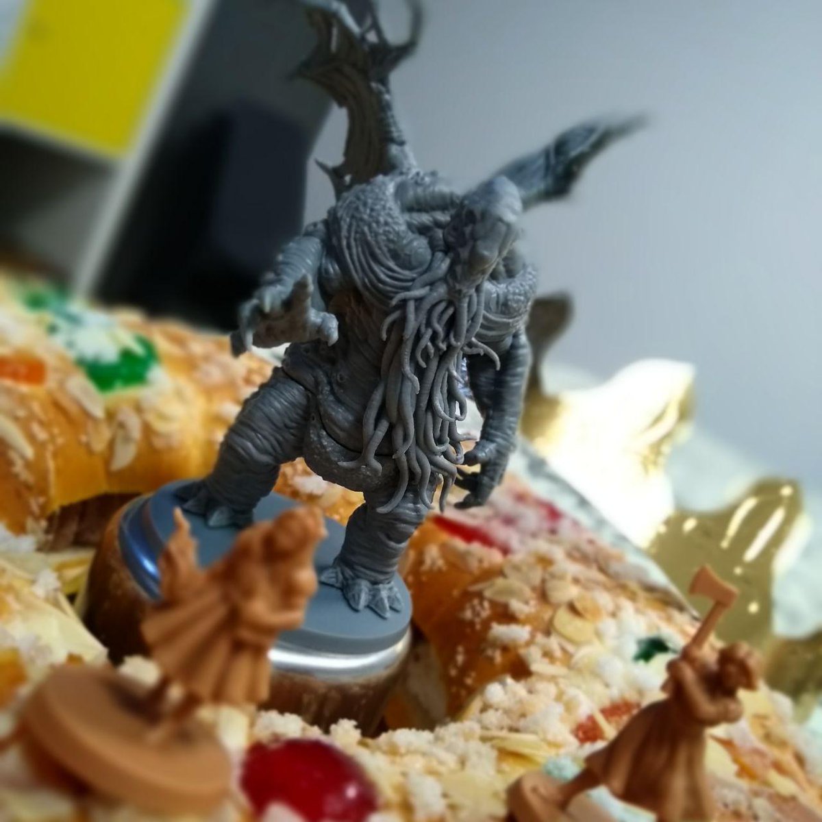 HomoludicusVLC's tweet photo. Mañana es Noche de los Reyes Magos, y abriremos de manera ininterrumpida de 11 a 00h de la noche. Aprovechad para vuestras compras de ultima hora Venid a probar nuestro #Roscóndecthulhu #homoludicusvalencia #navidadesludicas #juegosdemesa #juegosderol #juegosdeminiaturas https://t.co/CbWro1eEk1