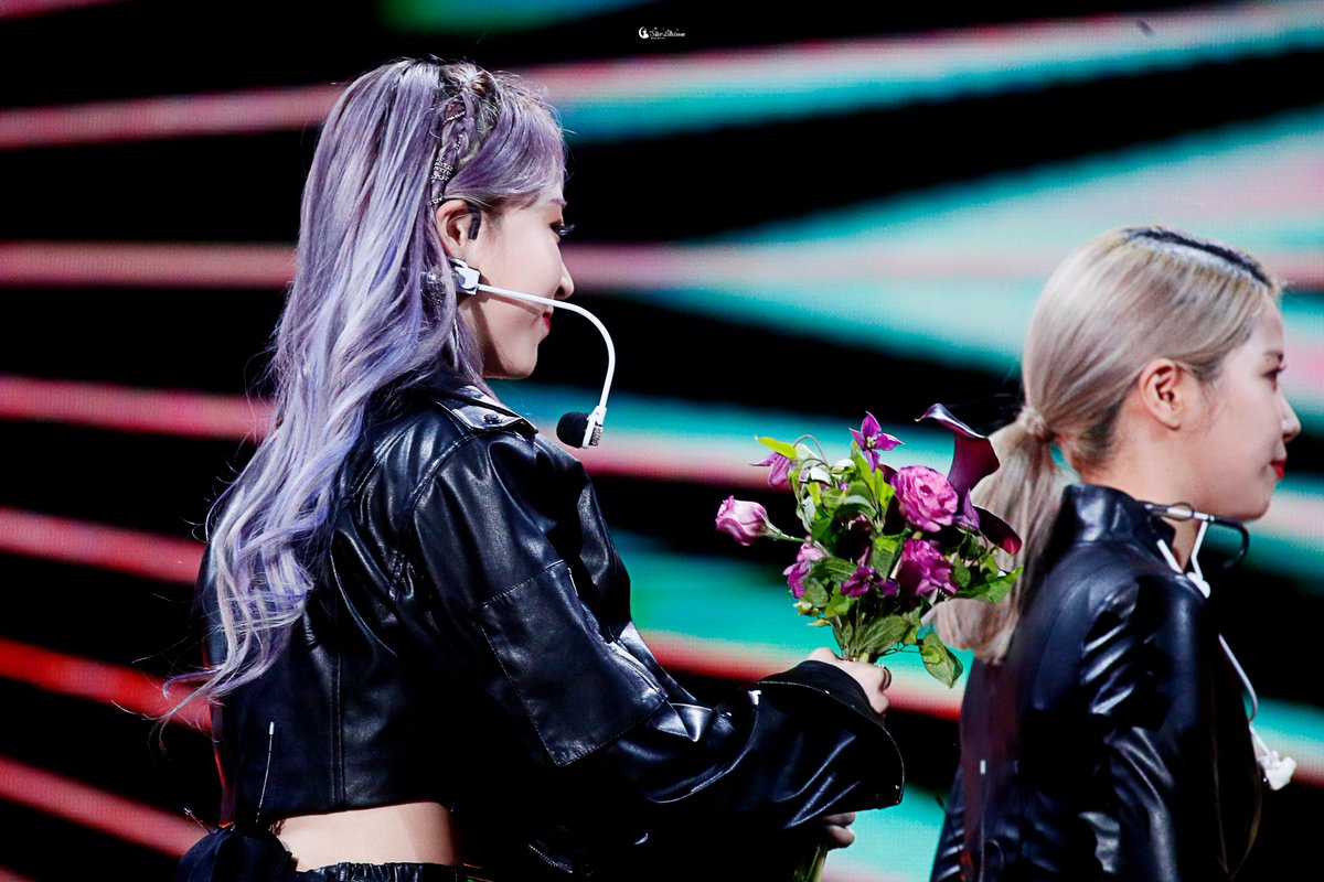 19921222com's tweet photo. 200104 골든디스크 4pics

우리언니 자아가 몇개야 ㅠㅠ😍

#마마무 #문별 #MAMAMOO #MOONBYUL https://t.co/dQYo9Psnkj
