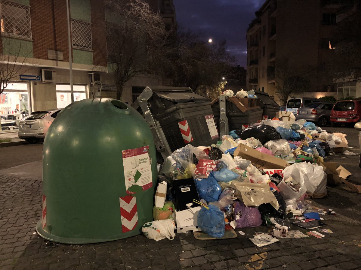 annamaria_lena's tweet photo. Largo Cocchi a #monteverdevecchio #roma #degrado #monnezza #lagrandemonnezza #vergogna @Lavoratori_Ama @virginiaraggi @Antincivili @AvvistaMonnezza @JimmyGhione https://t.co/7MOLG5QdAe