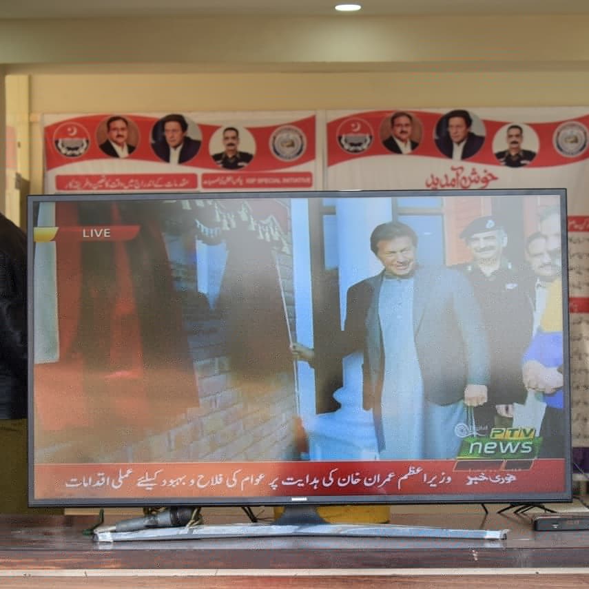 chakwal_police's tweet photo. چکوال پولیس
پنجاب کے24شہروں میں 29پولیس اسٹیشنز کی طرح تھانہ سٹی چکوال کو ماڈل تھانہ سٹی بنانے کا افتتاح بذریعہ ویڈیو لنک وزیر اعظم عمران خان نے کیا.
#punjabpolice #chakwalpolice #imrankhanPTI #SaturdayThoughts #modelpolice https://t.co/UJiuFtyOiW