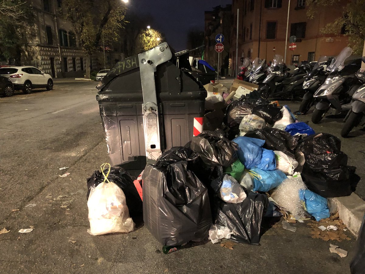 annamaria_lena's tweet photo. Piazza Francesco Cucchi a #monteverdevecchio #roma #monnezza #lagrandemonnezza #vergogna #emergenza @Lavoratori_Ama @Antincivili @AvvistaMonnezza @JimmyGhione @virginiaraggi @Mov5Stelle https://t.co/YIWhTWh1G8