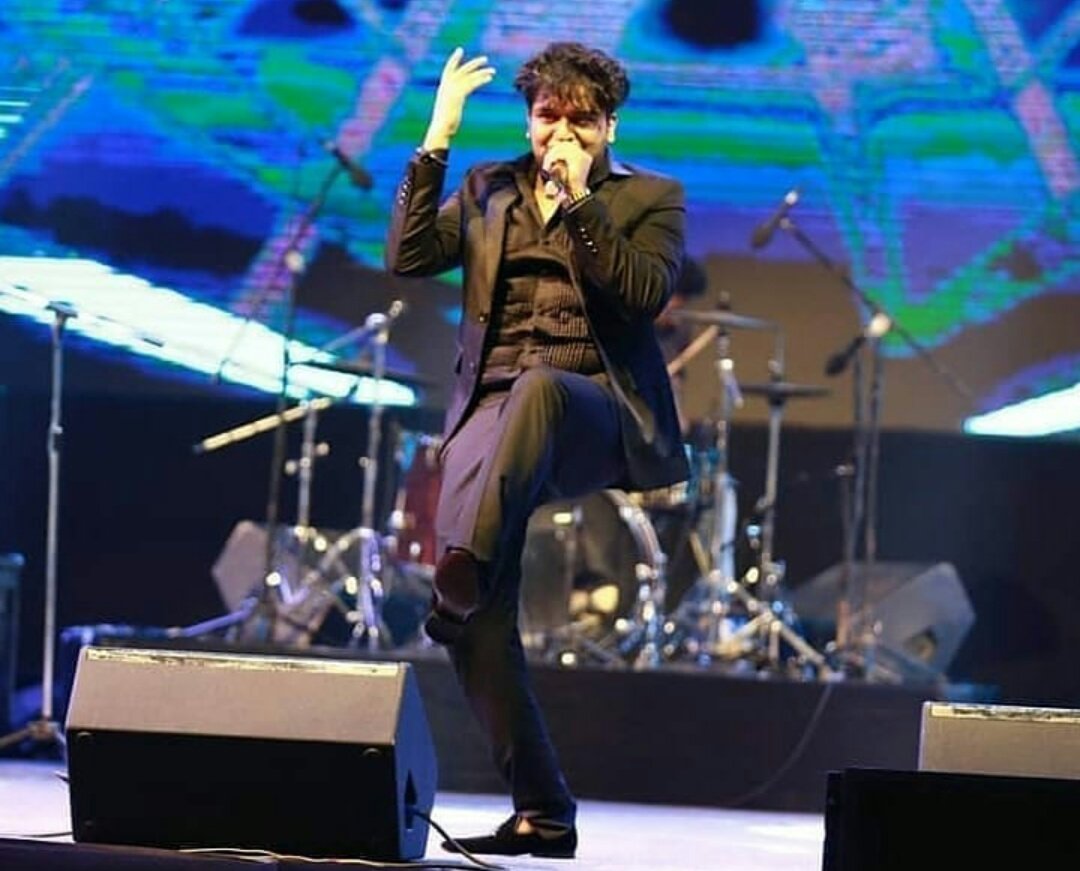 PancholiCharu's tweet photo. @GuruOfficial Aap Jaisa Koi Nahin singing tiger Mujhe aapki awaaz bahut pasand hai kya Kahana my favourite singer😘😘😘😘 https://t.co/QIUMwsqB6V