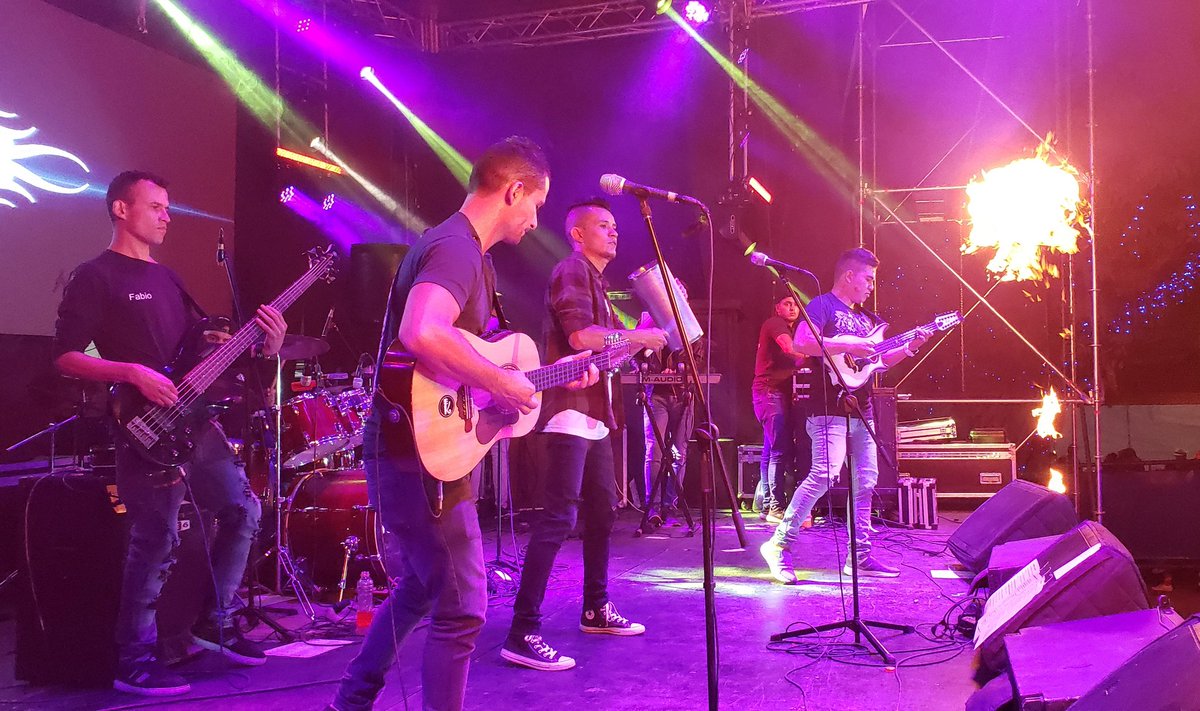 LosKRamones's tweet photo. Gracias mi Gente linda de #Boavita KRamoniamos de inicio a fin con toda la energía 💃🕺🎶 Nos vemos pronto 🔥
#BailaCarranga #LosKramones #Carranga #MusicaCarranguera #Parranda #tocaestudios #luchinisuarez https://t.co/KscuExrr4F