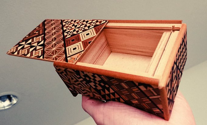 からくり箱とは その特徴や構造をご紹介 かんたんな作り方も解説 Hands