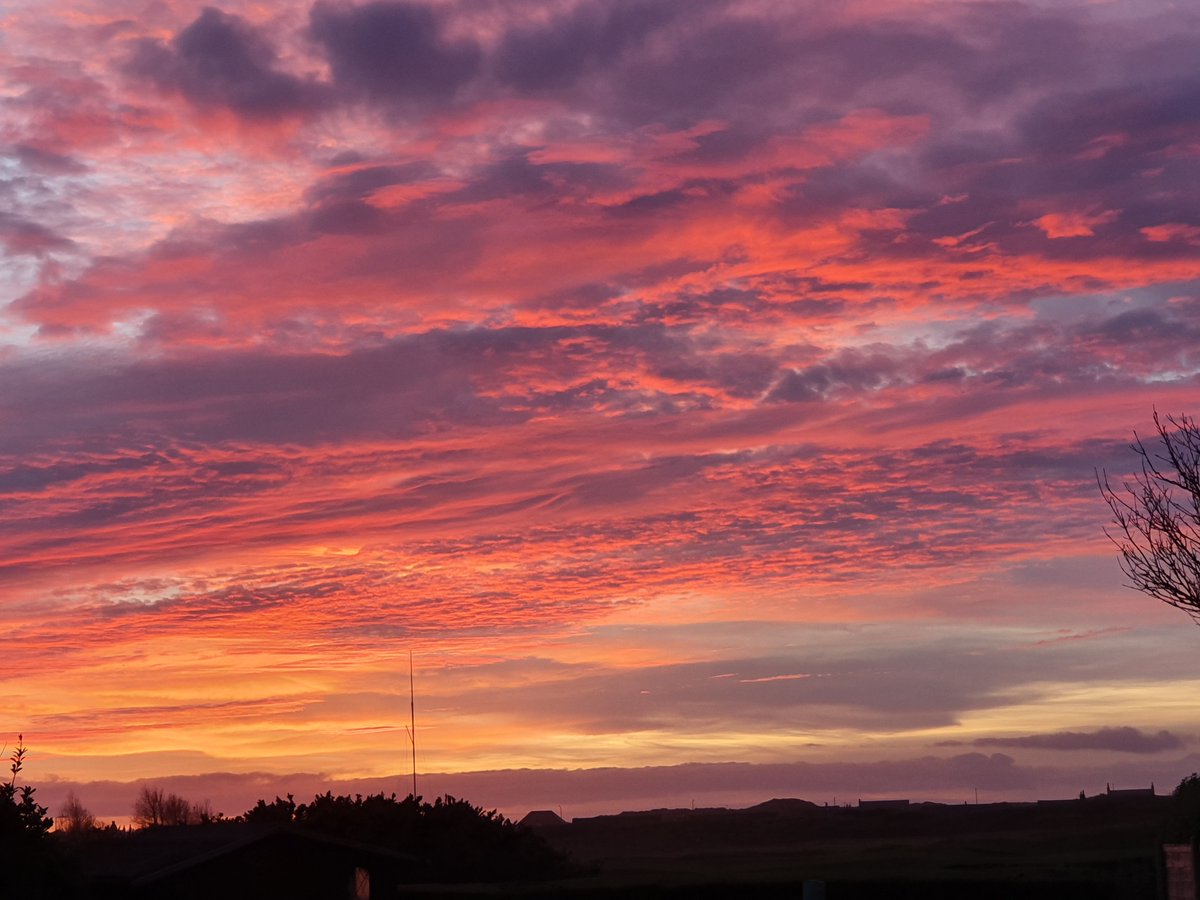 BBCNWT's tweet photo. Oh wow!! Beautiful sunset pics tonight. Here are a few #Lancashire #Preston #StAnnes #Blackpool #Chester https://t.co/cggq77BTJU