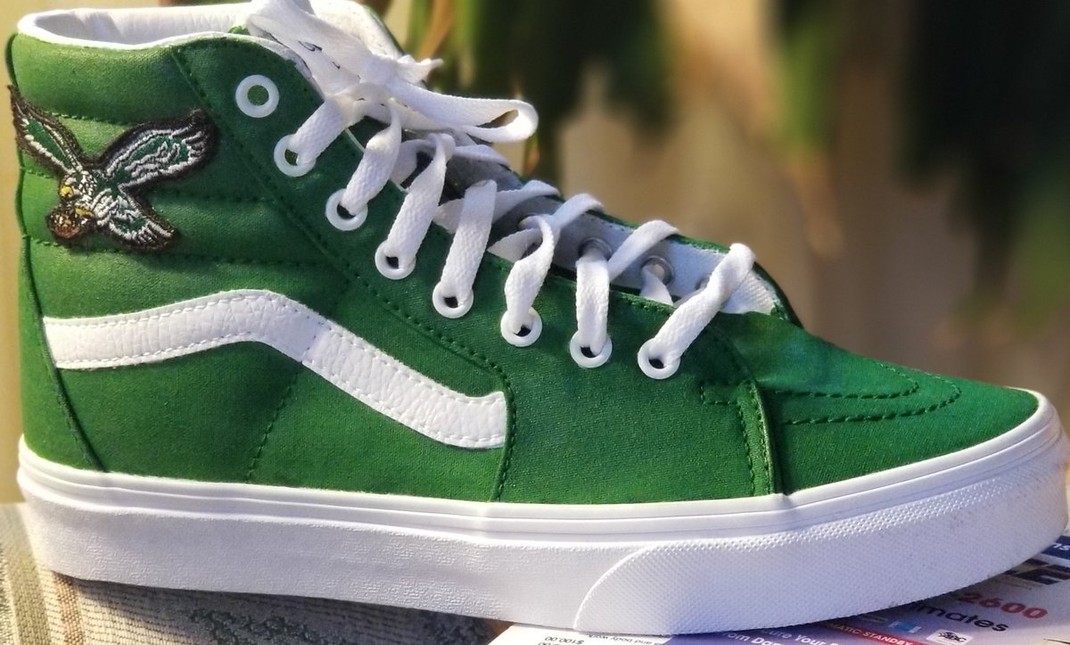 EagleSessions's tweet image. Breezy wanted her white Vans turned into Kelly Green customs, so I was glad to make that finally happen 💚 #FlyEaglesFly #Eagles