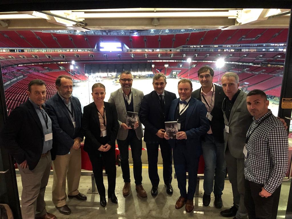 salva_moya's tweet photo. ¿Un genuino regalo de Reyes Magos? #SinOdio presentado en #Wembley @dipalme_almeria  @deportegob ...
https://t.co/ITUvo7Uq0W https://t.co/QtfnTnJmUc