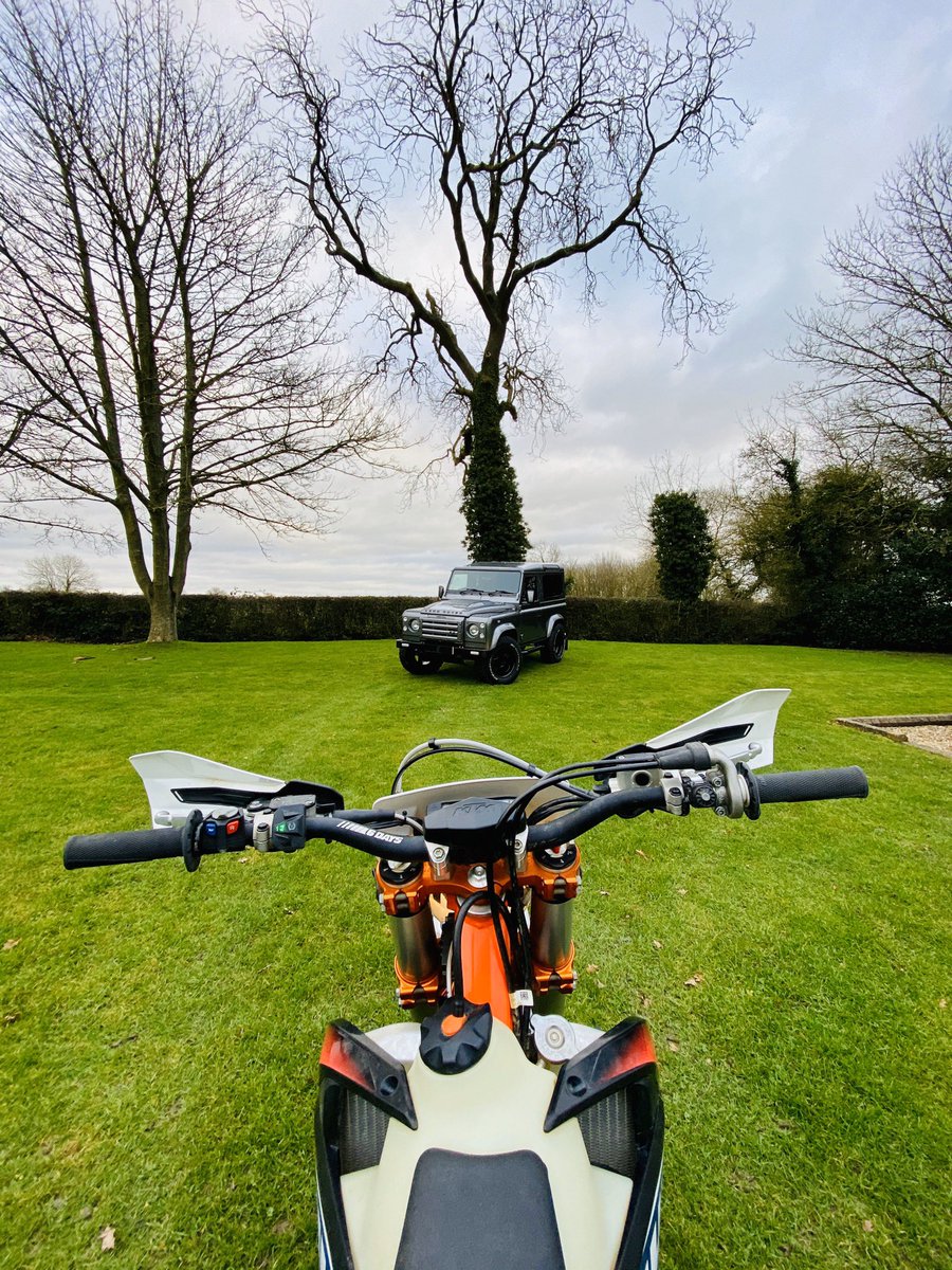 motion8cars's tweet photo. The Off-Roaders 🍂 🍃 🌳
—————————————————
#Motion8 #Motion8Cars
.
.
.
.
.
.
.
.
.
.
#defender #defender90 #twisted #twisteddefender #ktm #ktmexc350 #sixdays #exc350sixdays #countryside #country #mud #muddy #outdoors #motorcross #enduro #greenlaning #greenlane #supercars https://t.co/YgtfD9iEQT