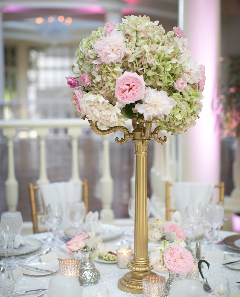 ChristiPropel's tweet photo. How's everyone's start of the New Year? 🎉 We are definitely ready to make some floral memories this year! Especially centerpieces like this one, which looks so soft and luxurious!! 

https://t.co/svTqZjMWG8 https://t.co/CN2cdwmNAn