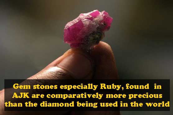 LASHKAR_1's tweet photo. #gemstones found in upper #neelumvalley  and rarely in #LeepaValley as well, #ruby (aquamarine) are comparatively more precious than the #diamond being used in the #world. #Tourism #peace #nature #REALITY #beauty of 
#AJK in  #PakistanTuorismPlaces 
#PakistanPinkSalt
@chimran55 https://t.co/qBlT3Qswpr