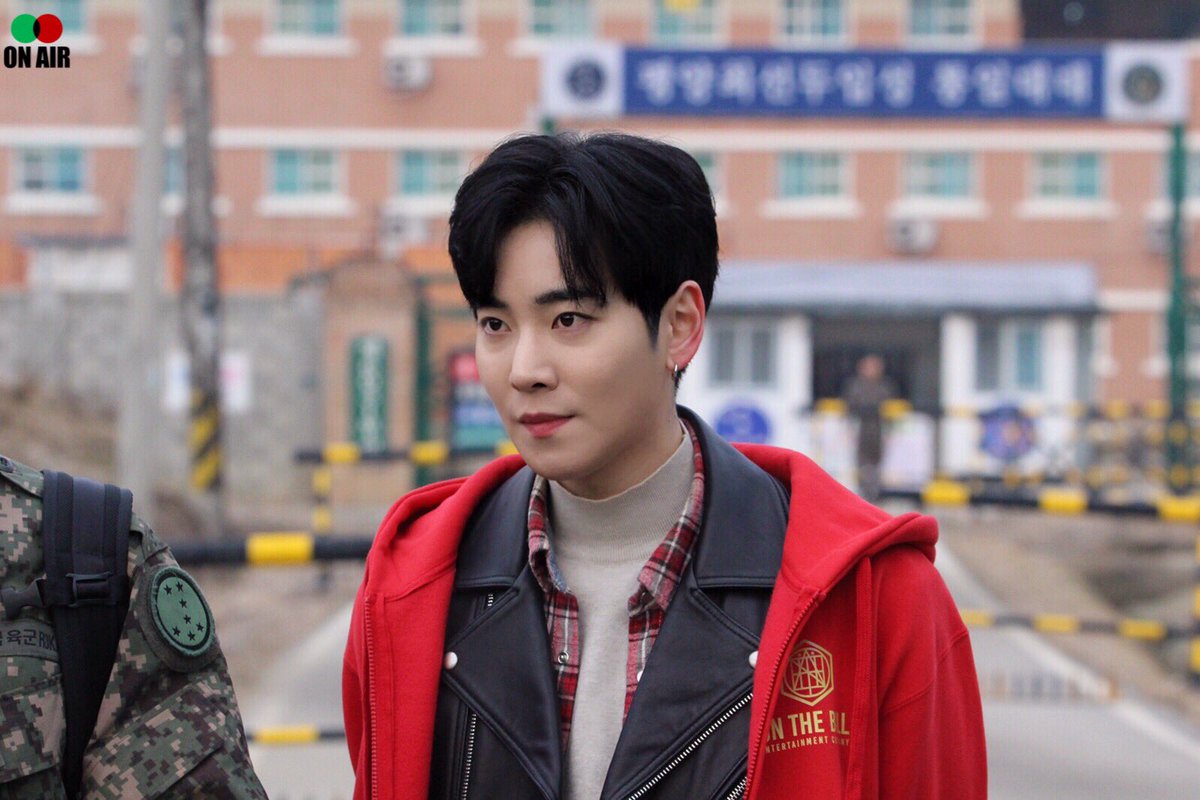 ___onair's tweet photo. 200102 진온 전역

옆 모습까지 예쁜거 보소🥺❤️❤️

#포커즈 #래현 #김래현 #RAEHYUN

(@fogus68 ) https://t.co/joFqN8Go7c