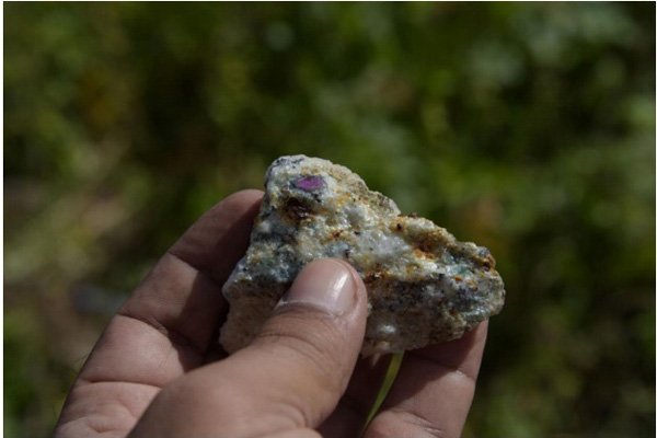 LASHKAR_1's tweet photo. #gemstones found in upper #neelumvalley  and rarely in #LeepaValley as well, #ruby (aquamarine) are comparatively more precious than the #diamond being used in the #world. #Tourism #peace #nature #REALITY #beauty of 
#AJK in  #PakistanTuorismPlaces 
#PakistanPinkSalt
@chimran55 https://t.co/qBlT3Qswpr