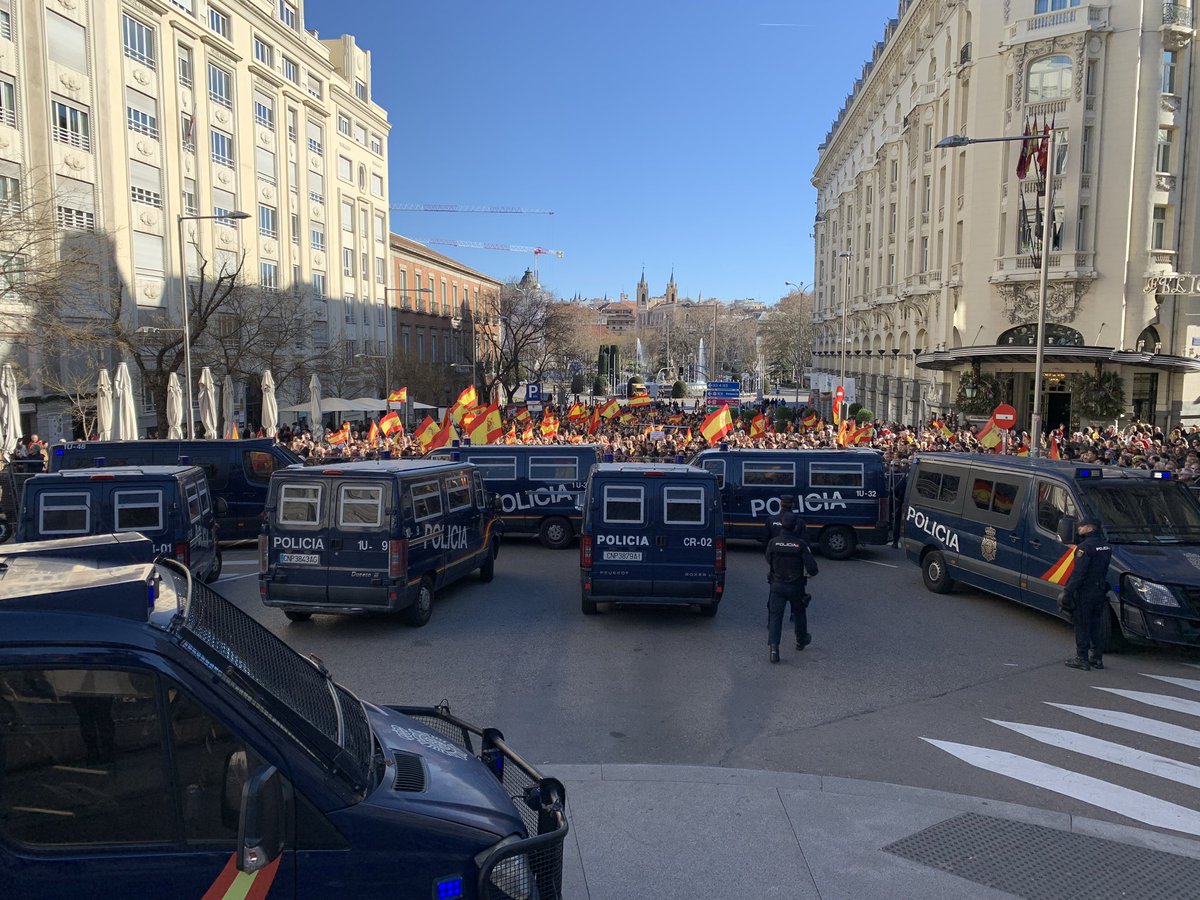 andiocchi's tweet photo. Al grito de “no se negocia con terroristas” cada vez llegan más manifestantes a las puertas del Congreso #InvestiduraRTVE https://t.co/v2uAntMKPY