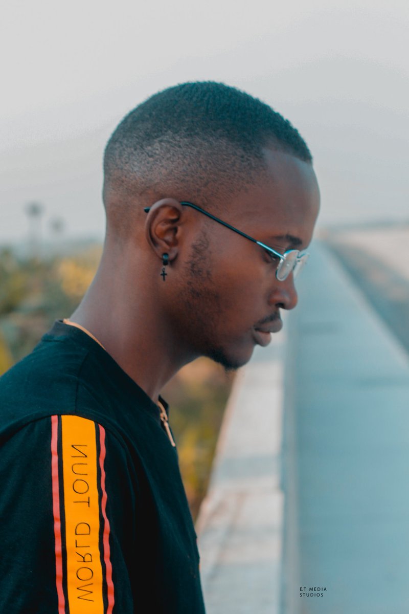 Playypapii's tweet photo. My Lil bro shot these fire Jpegs so I could let y'all know I put out a fire verse last year, a solid rap song last month and I got some music on the way. Renaissance like the art baby. Show some 💕💕 https://t.co/gWuU9cdYqe