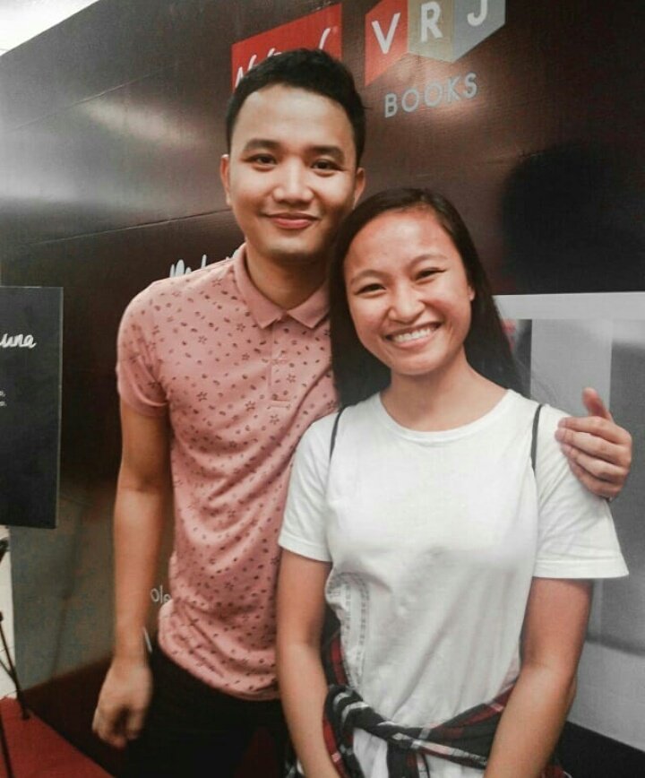 Day 4 out of 366[ 02 . 17 . 18 ]I met you for the first time.  Super saya ko kasi sa tinagal-tagal ng pagpa-fangirl ko sa'yo, sa wakas ay nakita na kitaaaa. And since that day, I promised that every booklaunch mo ay andun ako.  I love you kuyaaaaaaaa! 