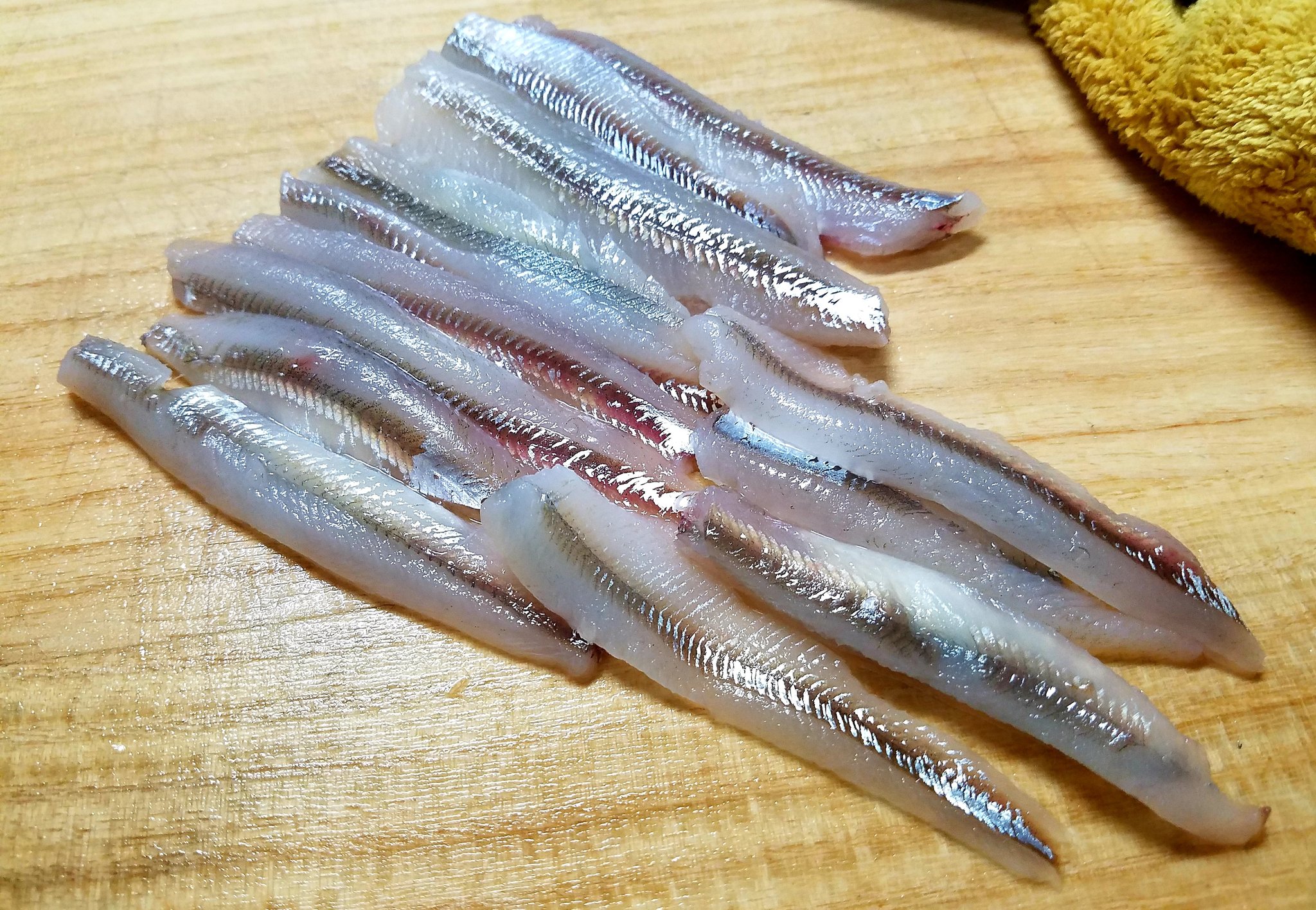 Kouta チカに限らず魚を刺身で食べる場合 アニサキスなどの寄生虫を 蛍光灯などで透かして確認してから 食してください チカは皮に匂いがあるので 皮を引くことをオススメします 山葵醤油といただきました T Co Gjcaxggazv Twitter