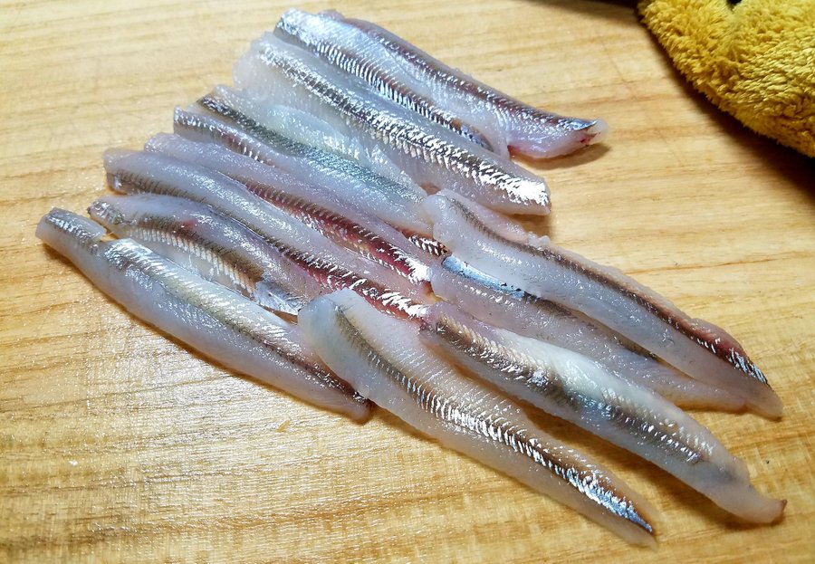 Kouta チカに限らず魚を刺身で食べる場合 アニサキスなどの寄生虫を 蛍光灯などで透かして確認してから 食してください チカは皮に匂いがあるので 皮を引くことをオススメします 山葵醤油といただきました T Co Gjcaxggazv Twitter