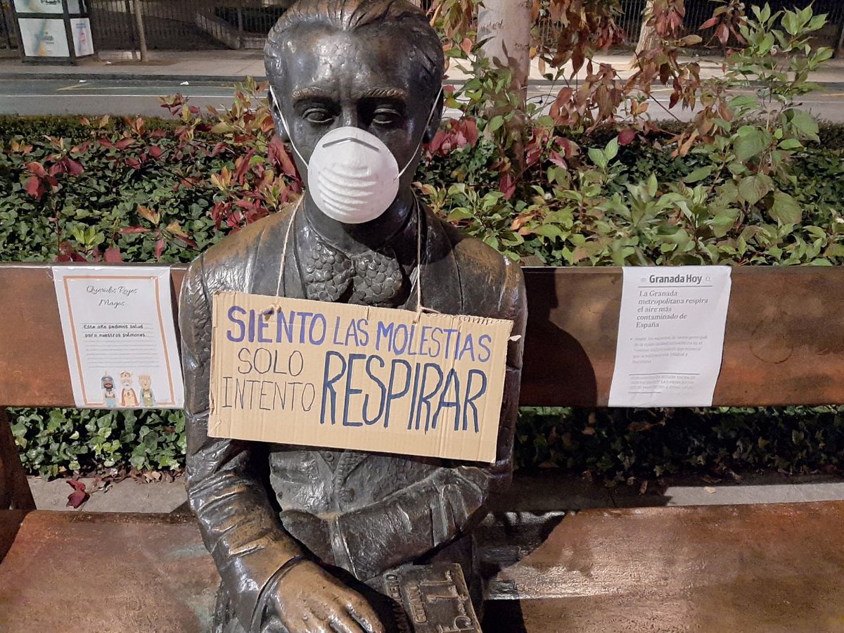 FFFGranada's tweet photo. 🔴 #QueridosReyesMagos, este año queremos respirar 🚗💨😣

Desde #FridaysforFutureGranada atendemos profundamente los informes de @ecologistas y la Escuela Andaluza de Salud Pública. Es por eso, que denunciamos la polución granadina como un grave problema de salud pública. 💀👬🏻😷 https://t.co/OLydgkeA8y