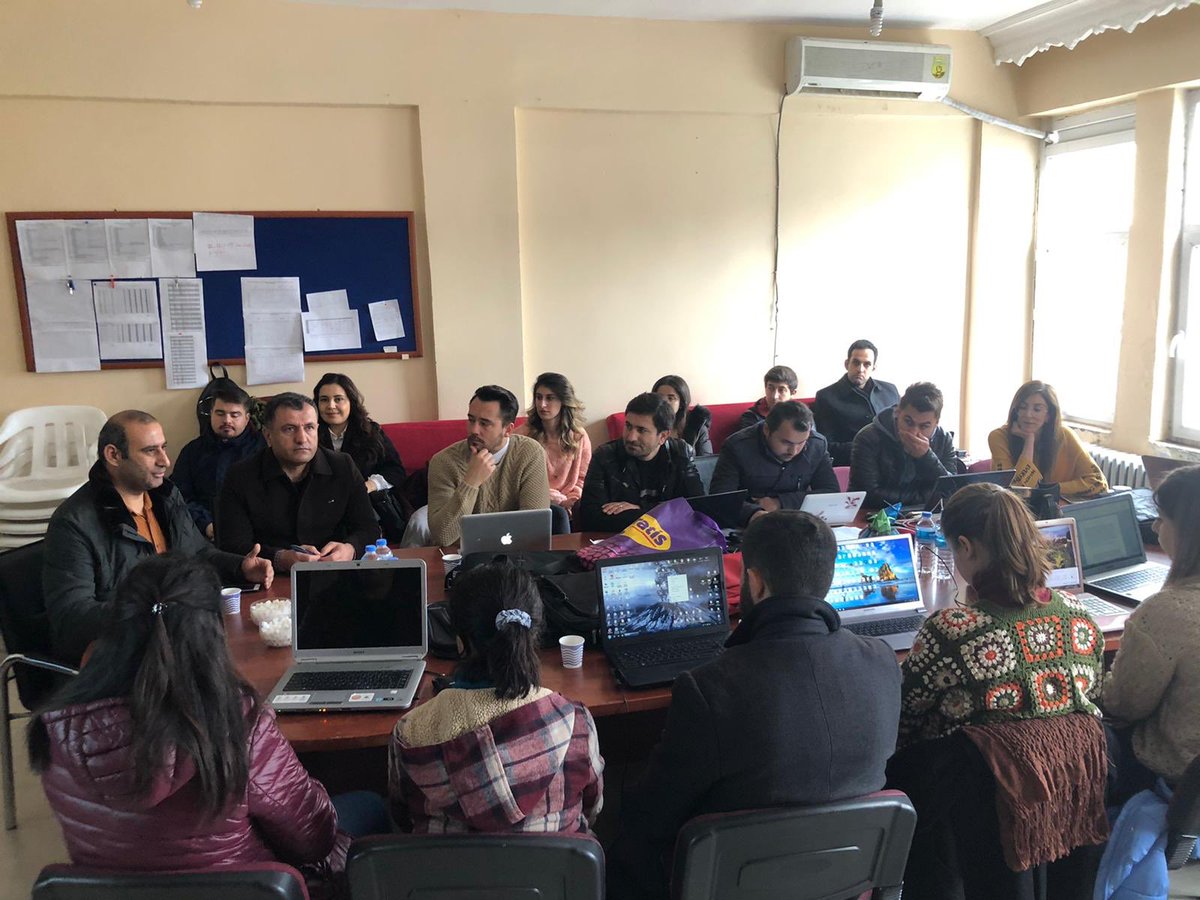 uluderemem's tweet photo. Dışarda yoğun kar yağışı devam etmektedir. Kadir YÜLEK ve Sema AKTAŞ; öğretmenlerimizle birlikte uluderenin geleceği için Erasmus K229 ve K101 projelerini yazıyorlar işte bu azim ve kararlılık #şırnak’a kazandıracaktır. @ahpehlivan53 @nznsener @ziyaselcuk @uluderekm https://t.co/LYwa0PwjZa