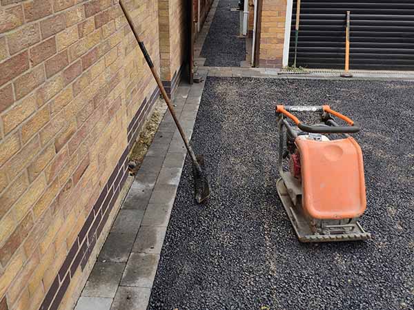 Driveways_UK's tweet photo. Installing #tarmacdriveway is fairly quick and easy. Since they have the smooth surface, they are free from the hassle of creating designs or styles while construction. 
Call us at +07773585143 Or visit our website https://t.co/bW4vokoC0x
#drivewaycontractor #tarmacresurface https://t.co/NC0DLaA8Db
