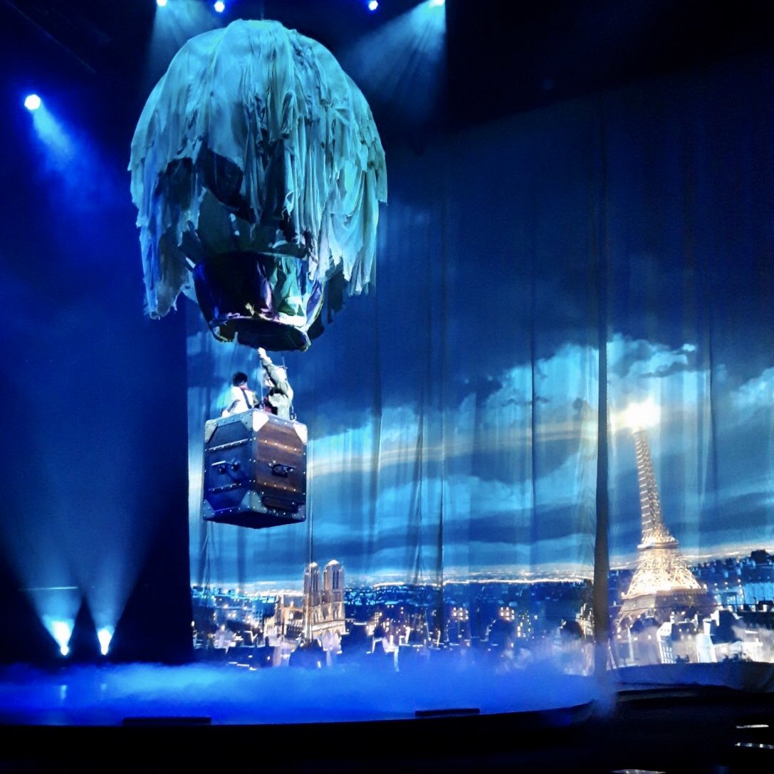 NPechalatOff's tweet photo. Le @CirqueDePaname , une sorte de Cirque du Soleil à la française 🇫🇷 1ère édition. 
Des costumes dingues, des décors époustouflants et des acrobaties de haut vol ! Bravo à toute l’équipe 👏🏼 .
Le cirque le plus branché de la planète ✨ https://t.co/eKX2zz44Ud
