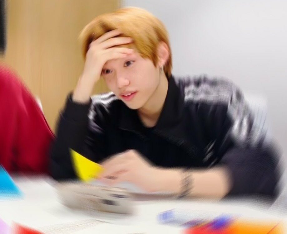 minmuffinho's tweet photo. why do i feel unmotivated??! SJSKDJKSAKJD I NEED TO FINISH WRITING MY FREAKING ARTICLE https://t.co/LjiByyL8CA