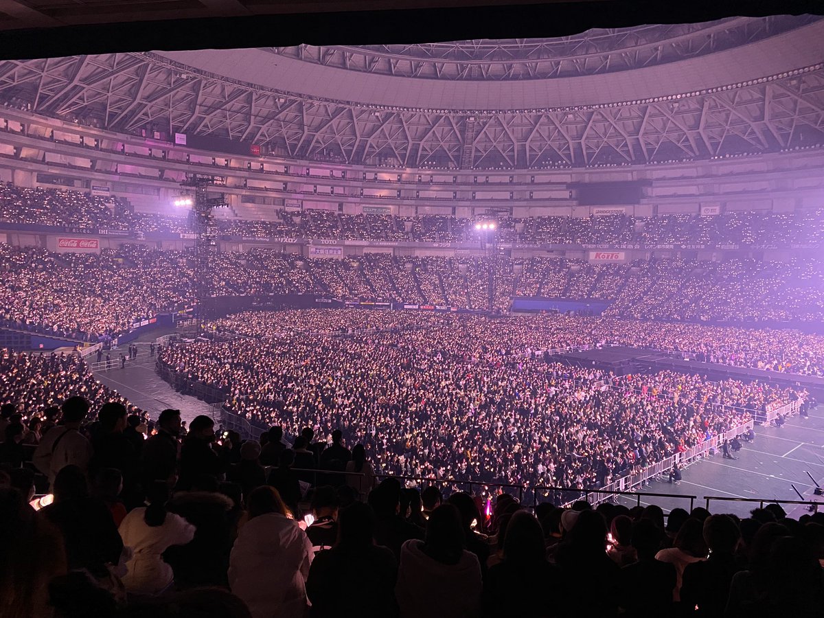 Проводится концерт. Kyocera Dome Osaka концерт. BLACKPINK стадион. Блэк Пинк концерт стадион. Самый большой концерт в мире.