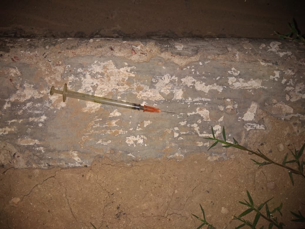 JaviLeguizamon9's tweet image. Sean conscientes de que estas cosas se tiran dentro de una botella o una caja, los recolectores tenemos familia también y queremos llegar bien a nuestras casas, por suerte no tengo nada y puedo hacer un tratamiento durante un tiempo y listo, pero sean conscientes de lo que tiran.