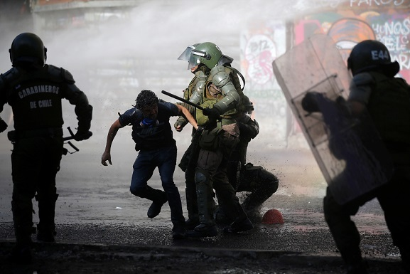 RadioPuntoGT's tweet photo. #ProtestasEnChile | El general director de los Carabineros, Mario Rozas Córdoba, manifestó su repudio por los hechos y aseguró que uno de los presuntos responsables ya había sido identificado.
| #PeriodismoQueDaLaCara | https://t.co/X2WeTJFeui