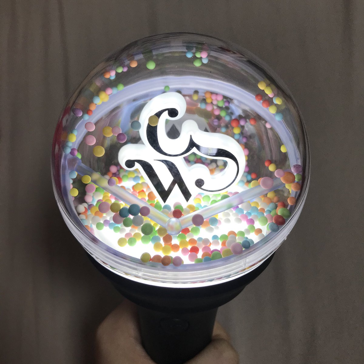 집에 예쁜색깔들 공(?)들이 있길래 그냥 있는거 다 막 넣어봤는데... 정전기 때문에 천장(?)에 계속 붙네ㅜㅜ 더 예쁜 장신구들 발견하면 치우고 다시 넣어줄게 미안하다 나의 보옹..😢 지금보니까 사진은 또 맘에들게 나왔네ㅋㅋㅋㅋ