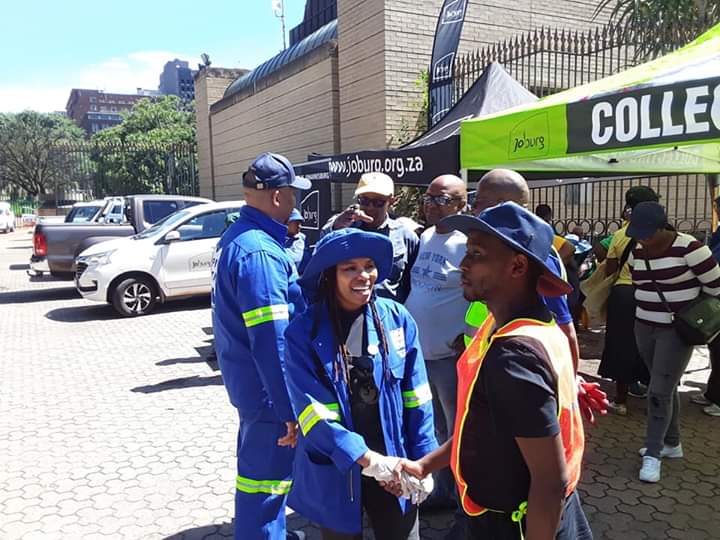 MaMfikoe's tweet photo. Working together with our community to make Jozi a place to live, work and play in. 
#KleenaJozi, #WozaNawe 
@mphomoerane https://t.co/dJ3jPTQd8L