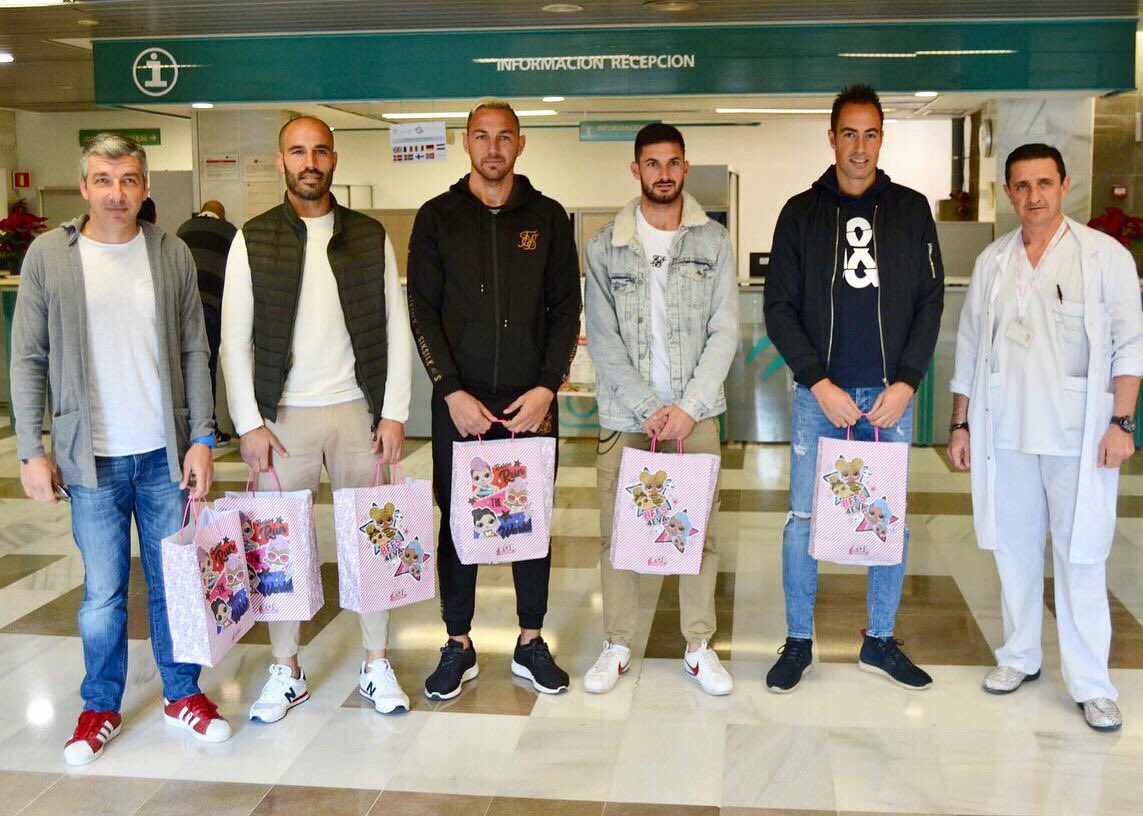 marbella_fc's tweet photo. 💥 Hoy hemos visitado el área de Pediatría del Hospital Costa del Sol para repartir regalos a los niños ingresados. 👨‍👨‍👧‍👧

🎁 Para nosotros es un regalo hacer felices a los niños. 💫

#SoñemosEnGrande #NuevoMarbella https://t.co/RRvswPyXuY