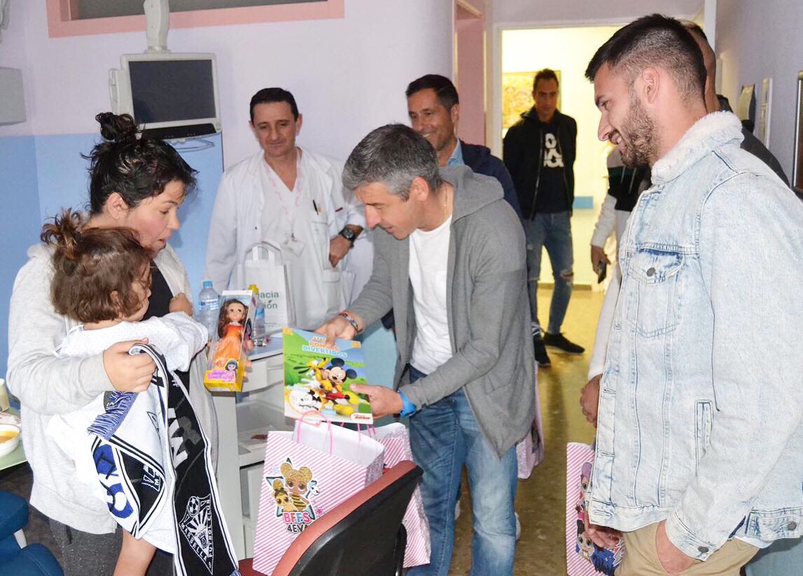 marbella_fc's tweet photo. 💥 Hoy hemos visitado el área de Pediatría del Hospital Costa del Sol para repartir regalos a los niños ingresados. 👨‍👨‍👧‍👧

🎁 Para nosotros es un regalo hacer felices a los niños. 💫

#SoñemosEnGrande #NuevoMarbella https://t.co/RRvswPyXuY