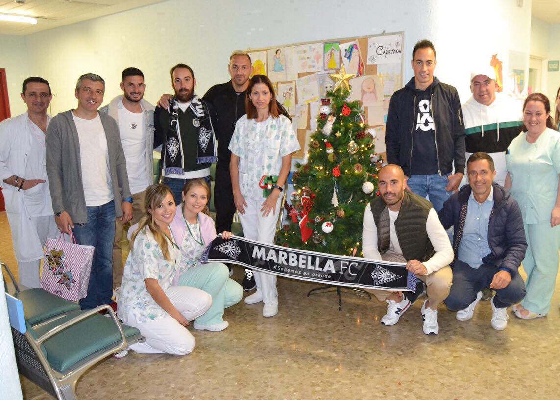 marbella_fc's tweet photo. 💥 Hoy hemos visitado el área de Pediatría del Hospital Costa del Sol para repartir regalos a los niños ingresados. 👨‍👨‍👧‍👧

🎁 Para nosotros es un regalo hacer felices a los niños. 💫

#SoñemosEnGrande #NuevoMarbella https://t.co/RRvswPyXuY