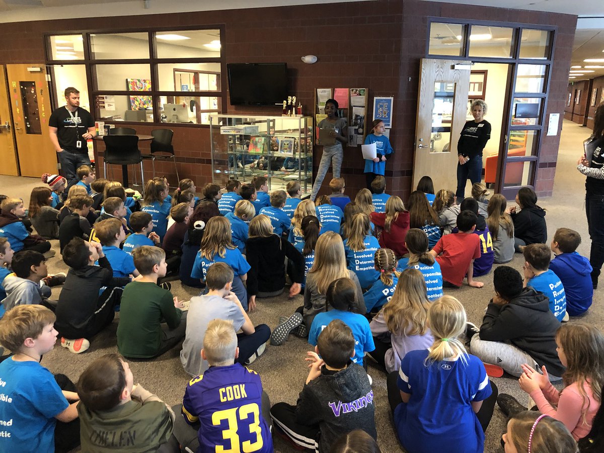 PrincipalO's tweet photo. We spent the morning reviewing what #weRLVE PRIDE looks like in every area of our campus. Even better - we had sixteen 5th grade student leaders review expectations to their peers. #lakeviewpride #everychildeveryday #proudprincipal https://t.co/0rjWAMR3XS