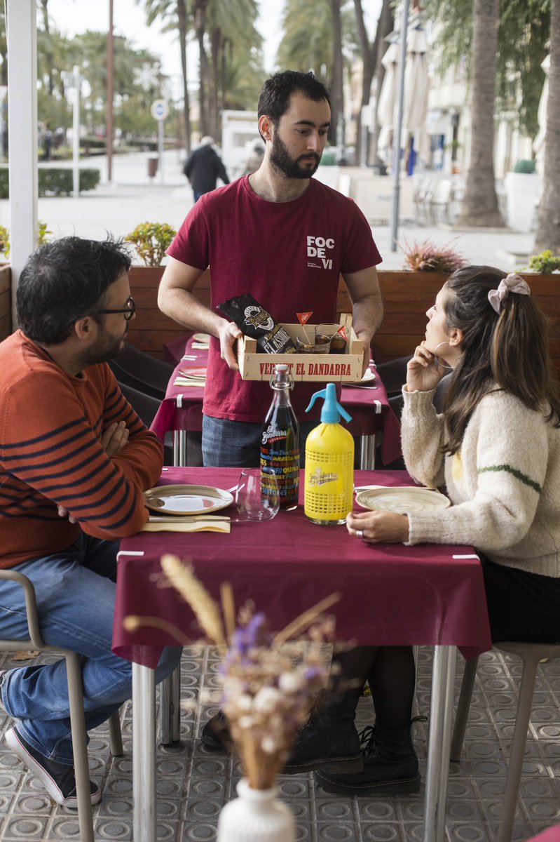 focdevi's tweet photo. Aquest dilluns 6 de gener, OBRIM! 

👉🏻 Últim dia abans de marxar de vacances! Reserva la teva taula trucant al 93.816.03.56 o a reserves@focdevi.com! 

#focdevi #vng #vilanovailageltru #diadereis https://t.co/aZJpu59JEk