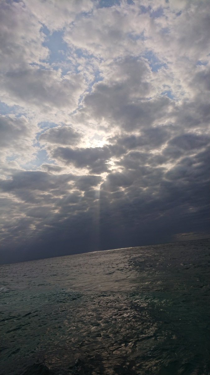 frasha1214's tweet photo. الشمس متخبية ورا الغيوم زي العروس الي ورا الستار

#جدة_الأن https://t.co/QCbAym7VDT