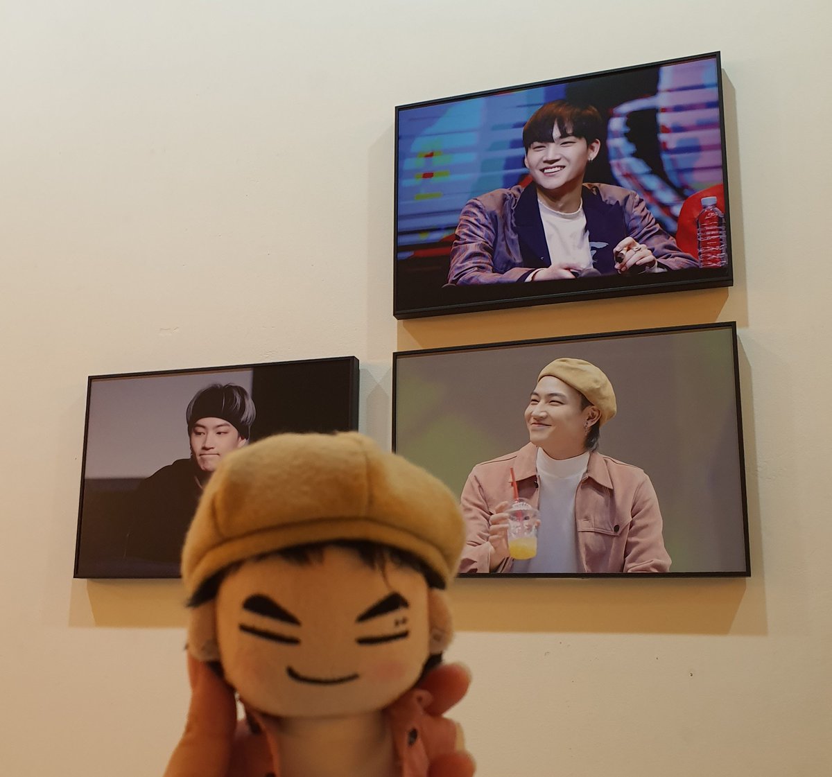 음료로 배채우면 힘드니까 병음료만 계속 주문중! 이때 사진 있겠지 하면서 입혀갔는데 딱 마주친 재범이본체랑 터리😁(앞머리 정리를 못해준게 아쉽지만) 마카롱사진은 어디있더라.... 나중에 받음 그때 올려야지ㅋㅋㅋ 
재범이도 너무 예쁘고! 홍대 갈 체력만 됐어도 더 가는건데ㅠㅠ
<a href="/indepth_JB/">in depth</a>