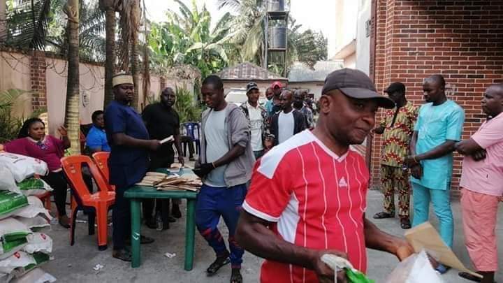WaymediaE's tweet photo. Yesterday, the residents of Rumuoke Street  smiled home being grateful and appreciative toward the indefatigable leader Amb Sukubo Saraigbe Sukubo, after receiving 25kg bags of rice and envelopes.@NYCN_Hq @Belemaoil_NG @NTANewsNow @RSTVnews @AIT_Online https://t.co/d44AJeWvuA
