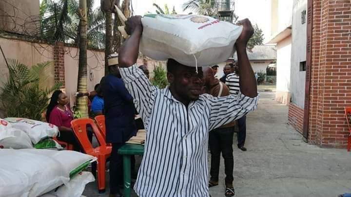 WaymediaE's tweet photo. Yesterday, the residents of Rumuoke Street  smiled home being grateful and appreciative toward the indefatigable leader Amb Sukubo Saraigbe Sukubo, after receiving 25kg bags of rice and envelopes.@NYCN_Hq @Belemaoil_NG @NTANewsNow @RSTVnews @AIT_Online https://t.co/d44AJeWvuA