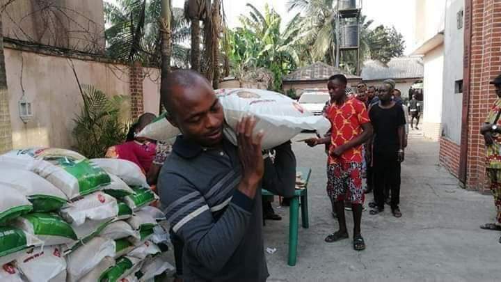 WaymediaE's tweet photo. Yesterday, the residents of Rumuoke Street  smiled home being grateful and appreciative toward the indefatigable leader Amb Sukubo Saraigbe Sukubo, after receiving 25kg bags of rice and envelopes.@NYCN_Hq @Belemaoil_NG @NTANewsNow @RSTVnews @AIT_Online https://t.co/d44AJeWvuA