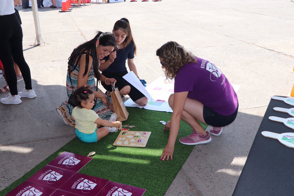 EducletaChile's tweet photo. Ya estamos compartiendo el conocimiento de movilidad segura en el Estadio Nacional. Te esperamos hasta las 14 horas. Ven en familia a aprender a través del juego junto a @EducletaChile
#ViveLaBiciExperiencia #Educleta #SeguridadVial https://t.co/wHUQ3qRcJB