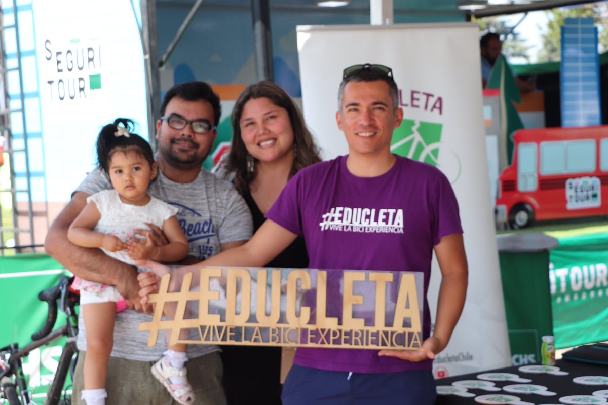 EducletaChile's tweet photo. Ya estamos compartiendo el conocimiento de movilidad segura en el Estadio Nacional. Te esperamos hasta las 14 horas. Ven en familia a aprender a través del juego junto a @EducletaChile
#ViveLaBiciExperiencia #Educleta #SeguridadVial https://t.co/wHUQ3qRcJB