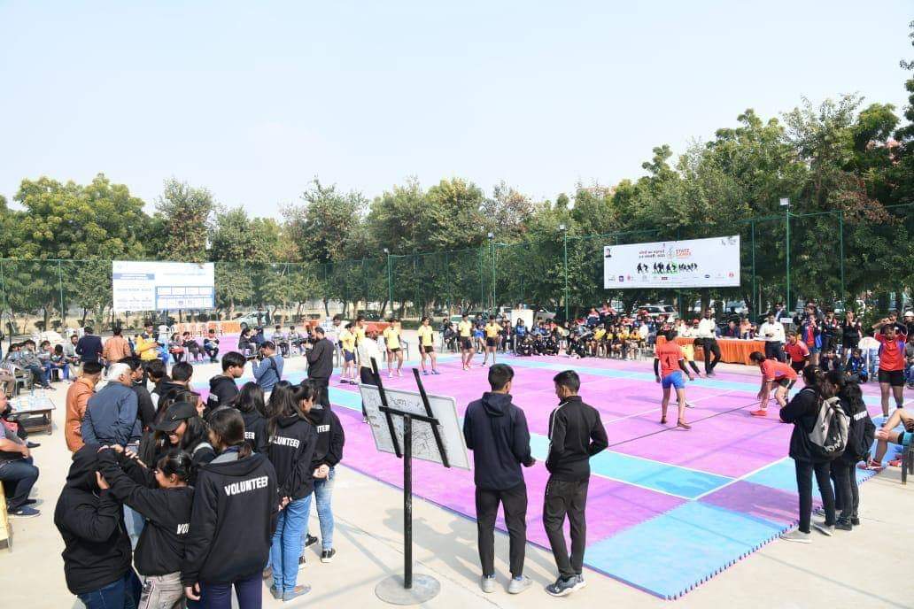 StateGamesRaj's tweet photo. "म्हारी छोरिया के छोरों से कम हैं"

राज्य खेलों के महापर्व के दौरान आज खेल मंत्री श्री अशोक चांदना ने पूर्णिमा यूनिवर्सिटी पहुँचकर खिलाड़ियों से मुलाक़ात की एवं वालीबॉल खेलकर खिलाड़ियों का हौसला बढ़ाया। #rajasthan #Stategamesrajasthan https://t.co/q7DHdoawRc