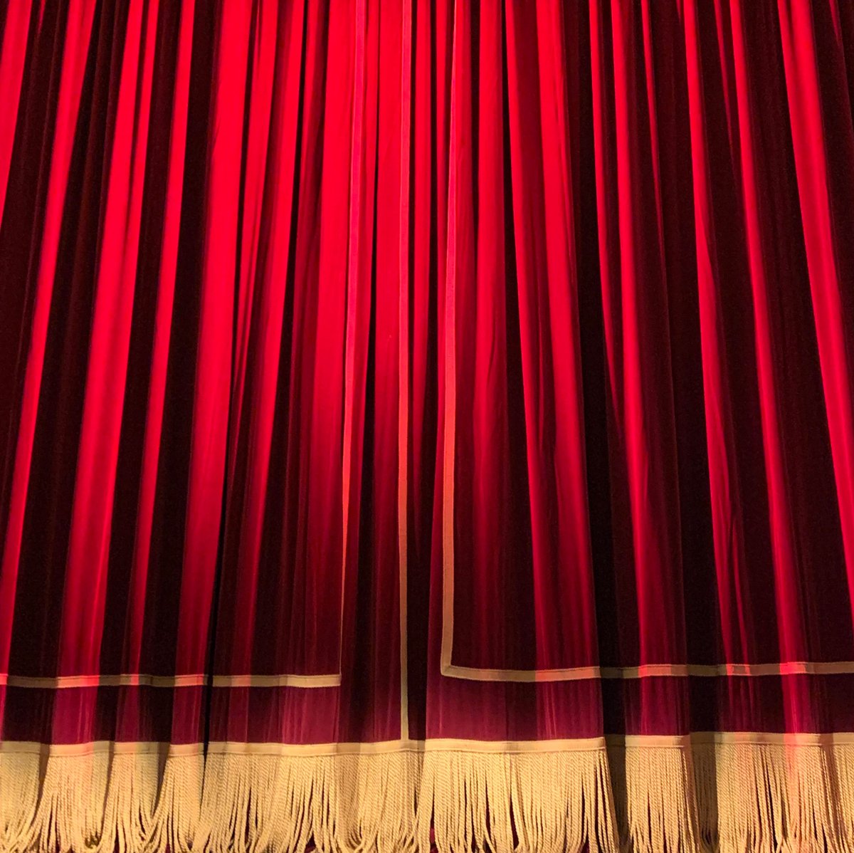 Will you please take your seats...

The curtain on the final matinee of #NoisesOff will rise in three minutes 🎭