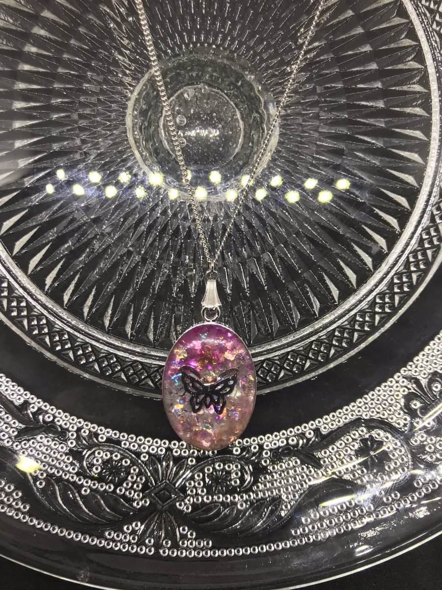 ｱﾏﾉｸ ご依頼受付中 Sur Twitter 胡蝶三姉妹ネックレス シルバー ゴールドの2色展開 ご指定が無ければランダムで 発送します 1枚目 胡蝶カナエ 2枚目 胡蝶しのぶ 3枚目 栗花落カナヲ 鬼滅の刃 モチーフアクセサリー あまのく ハンドメイド 胡蝶三姉妹