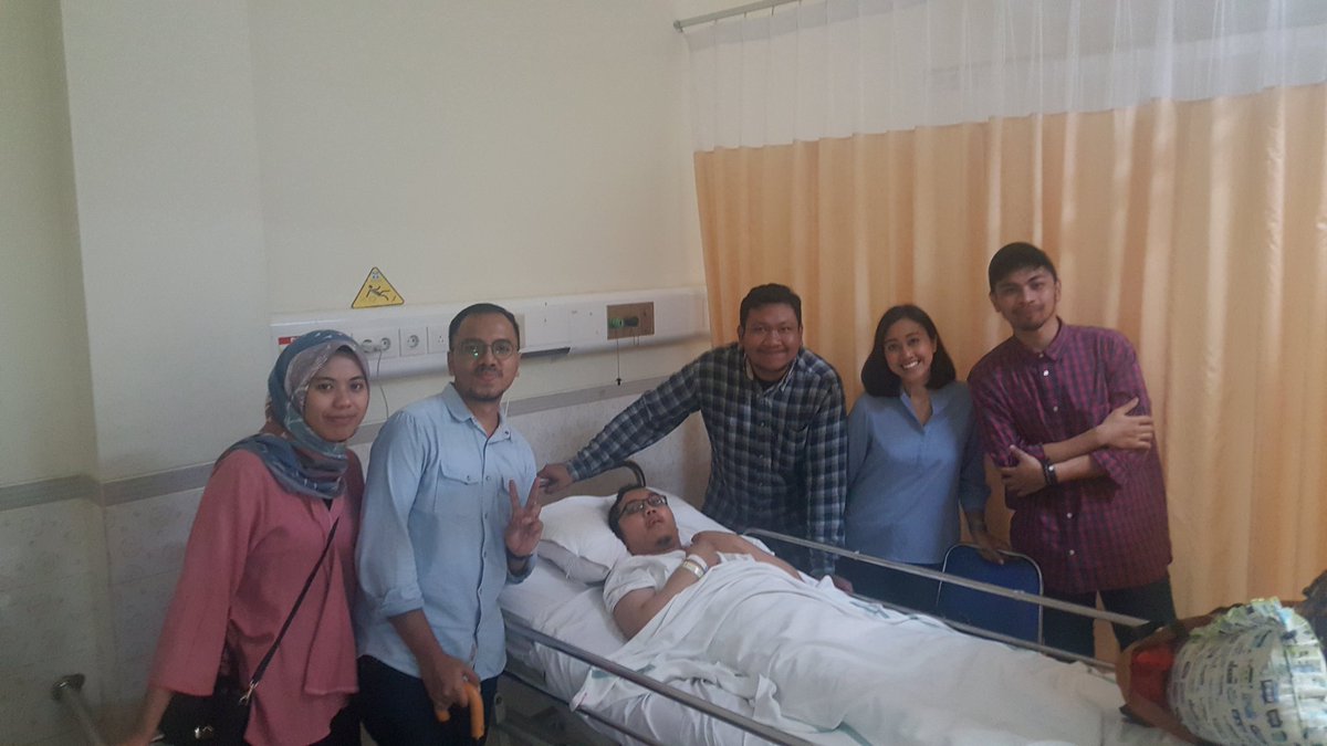 ilhamdony's tweet image. Alhamdulillah teman-teman! Bantuan dana dari kalian semua sudah diteruskan ke keluarga Kristo. Kristo seneng bgt atas perhatian kalian semua. Terima kasih yg sangat spesial dari dia utk segala bentuk bantuan kalian! cc @commUI10 @BEMFISIPUI